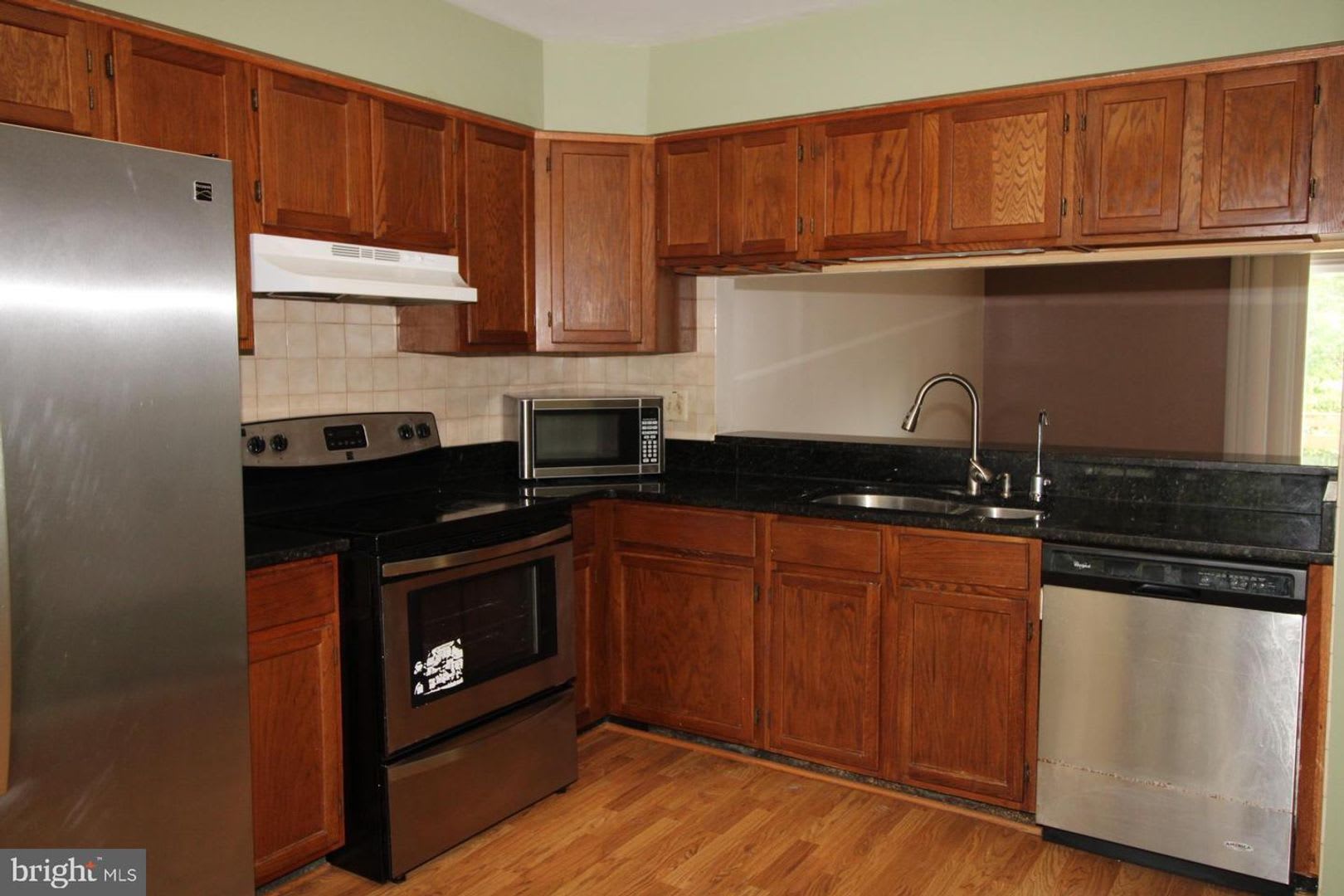 Welcome to this move-in-ready townhouse in the Brandermill community. – photo 2