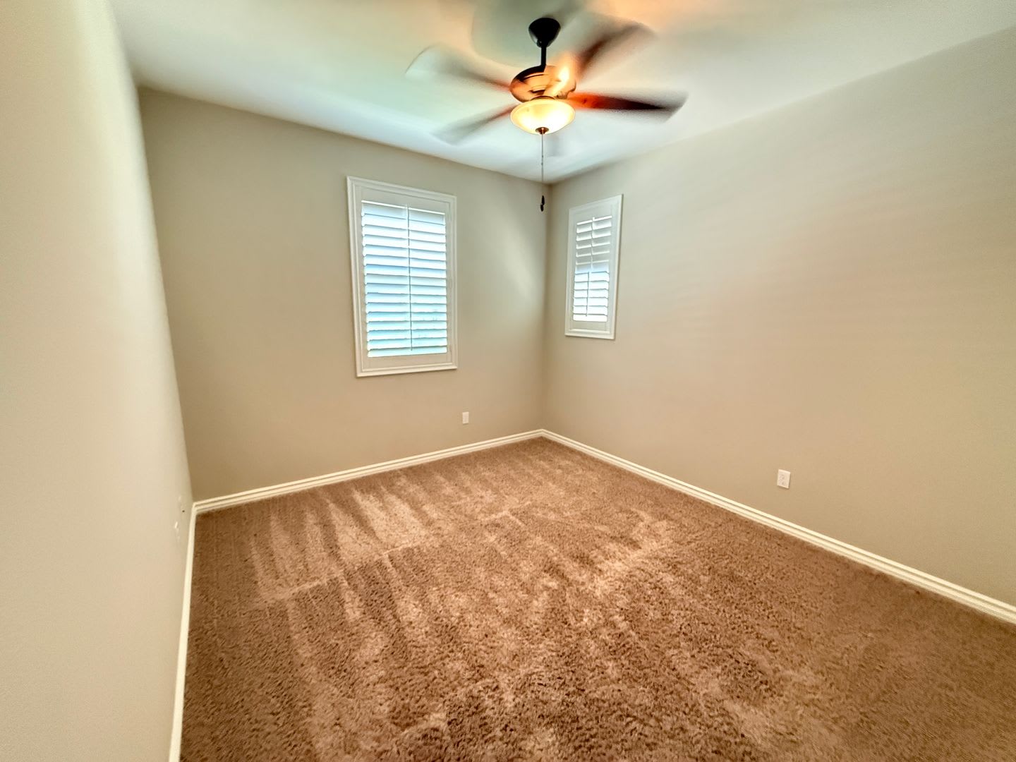 Stunning 4-Bedroom Home with Solar, EV Charger, and a Loft in Valencia – photo 4