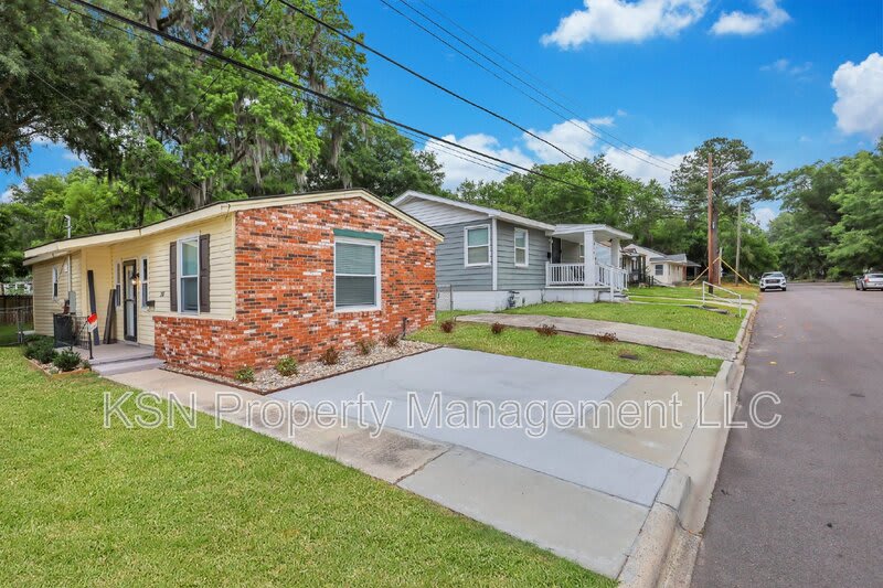 2010 Vermont Avenue – photo 1