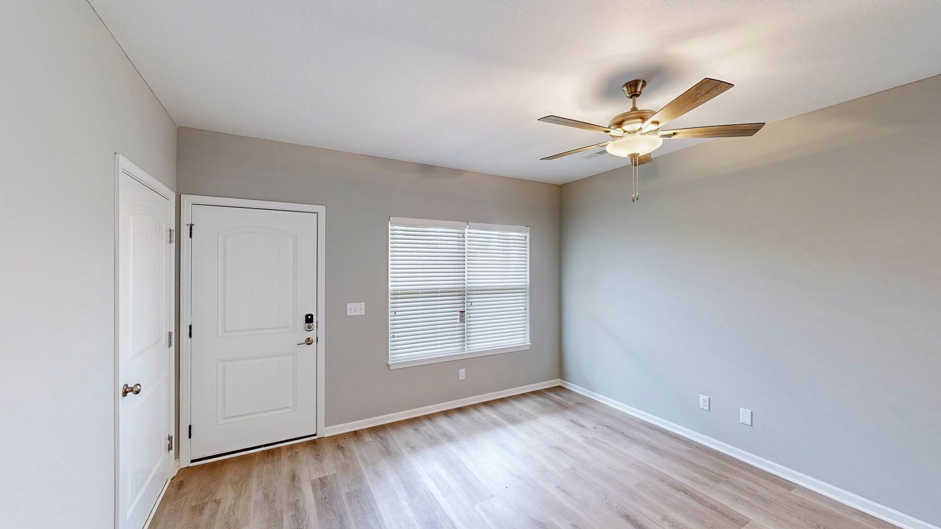 3 Bedroom 2.5 Bathroom Duplex! – photo 2