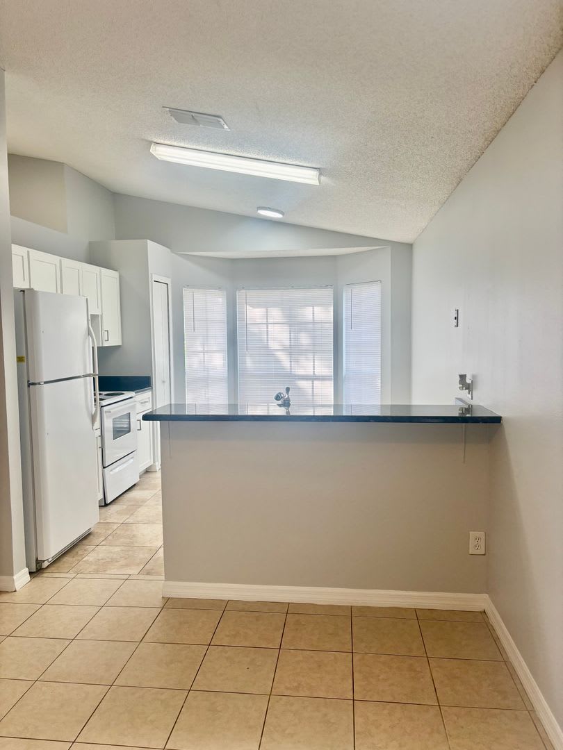 *** Beautiful 3/2/1 in Longwood/Fully Fenced Backyard*** – photo 4