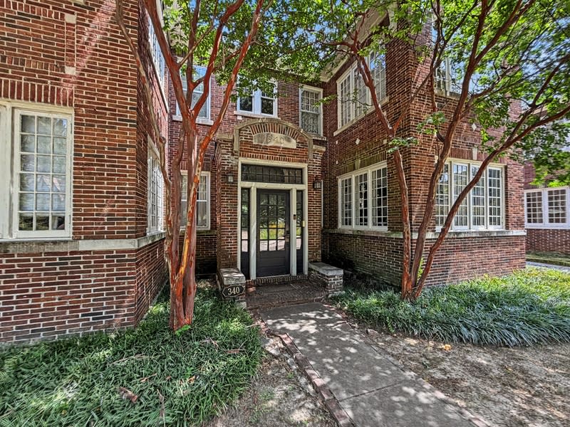 340 North McLean Boulevard – photo 1