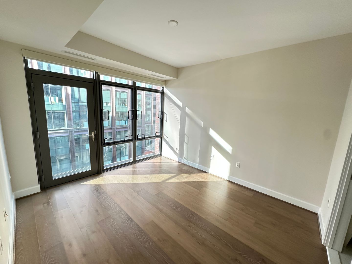 Stunning 2 bed (Primary bedroom + den w/closet), 2 bath condo located in the heart of downtown Bethesda. – photo 5