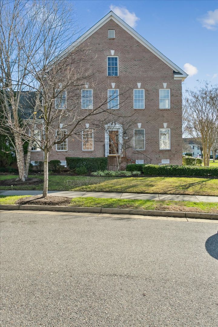 Spacious 3 Bedroom 3.5 Bath Townhome in Williamsburg! – photo 1