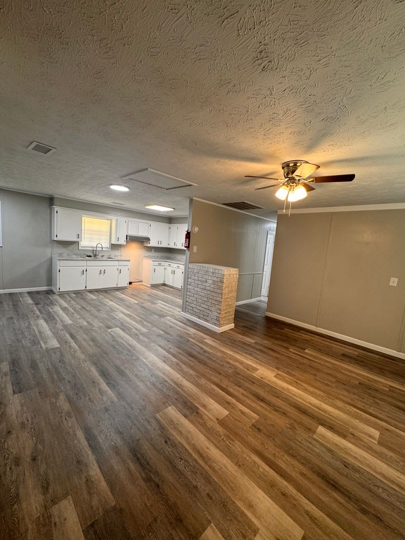 4 Bed 2 Bath House Newly Renovated – photo 3
