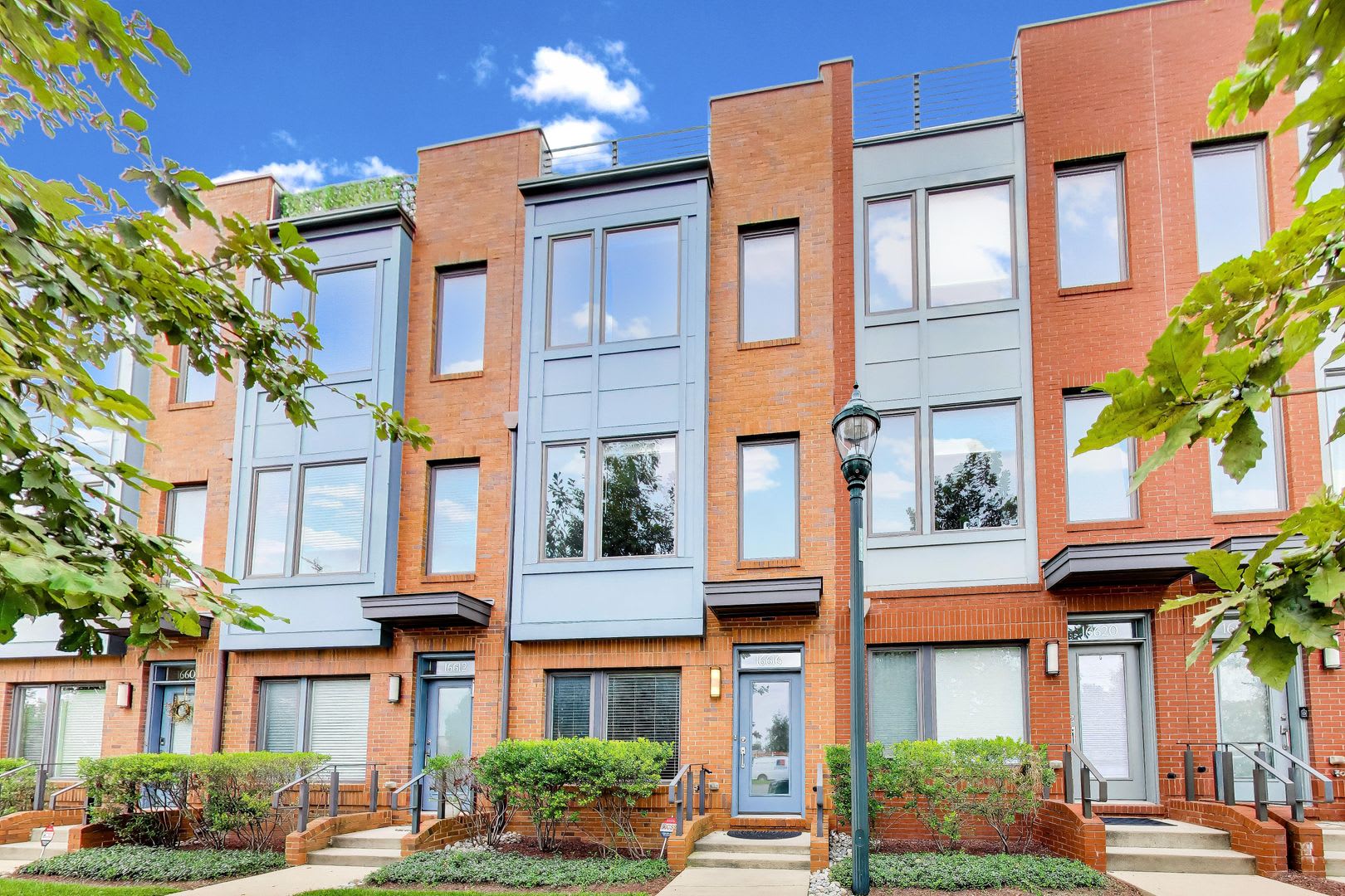 3 bed + 3.5 BA Beautiful "near new" TH w/ Roof Top Deck – photo 1