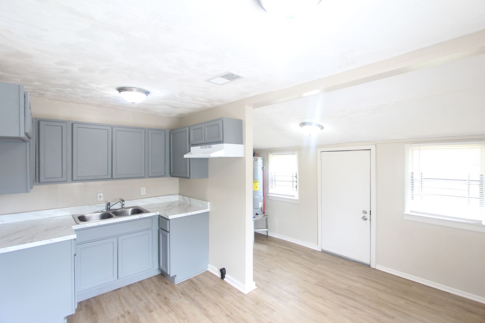 New On The Market! Fresh New Updates!! Better Hurry To See This One!! – photo 5
