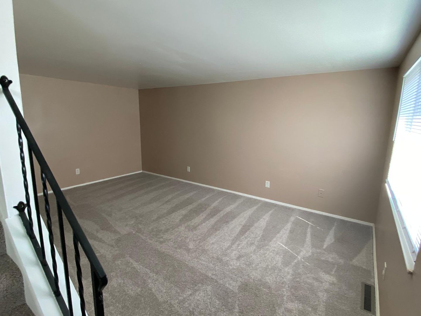 Large 2 Bedroom Townhouse with Basement – photo 5