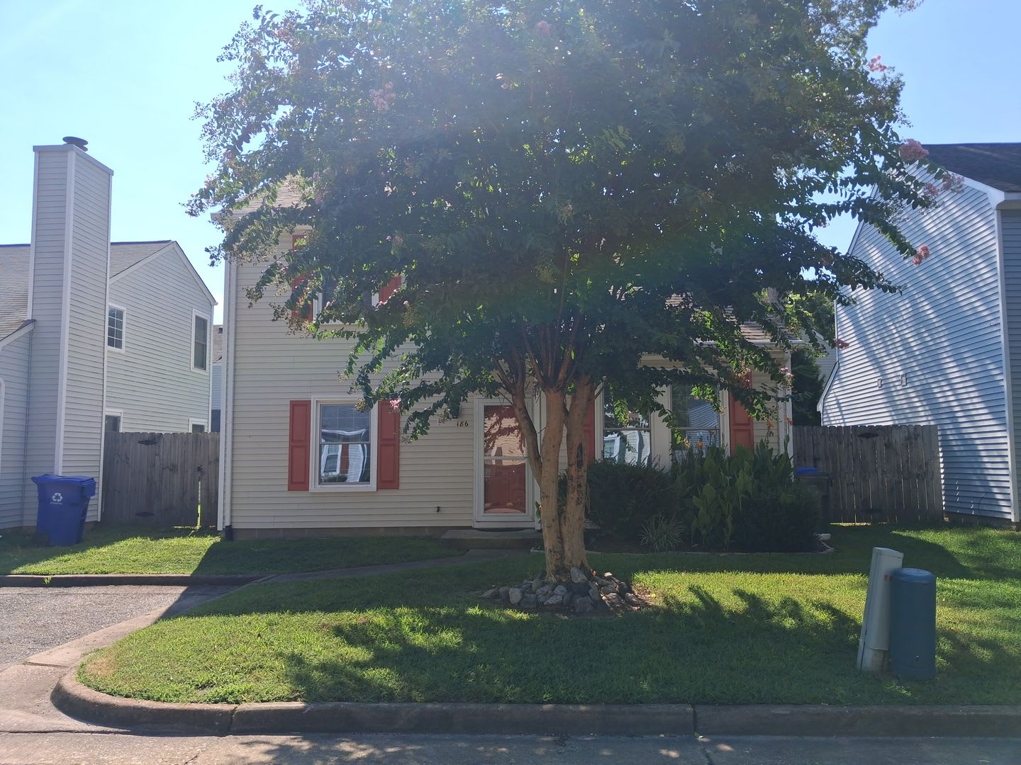 Charming 3 Bed, 2 Bath Home – 1,428 Sq Ft – photo 1