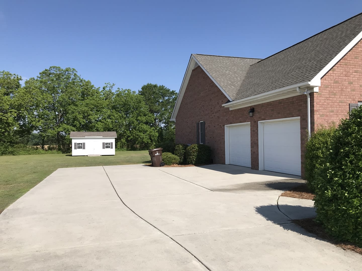 4 Bd 2 Bth All Brick W 2 Car Garage Located On A 1 Acre Lot Lawn Care Water Trash Washer Dryer Included – photo 2
