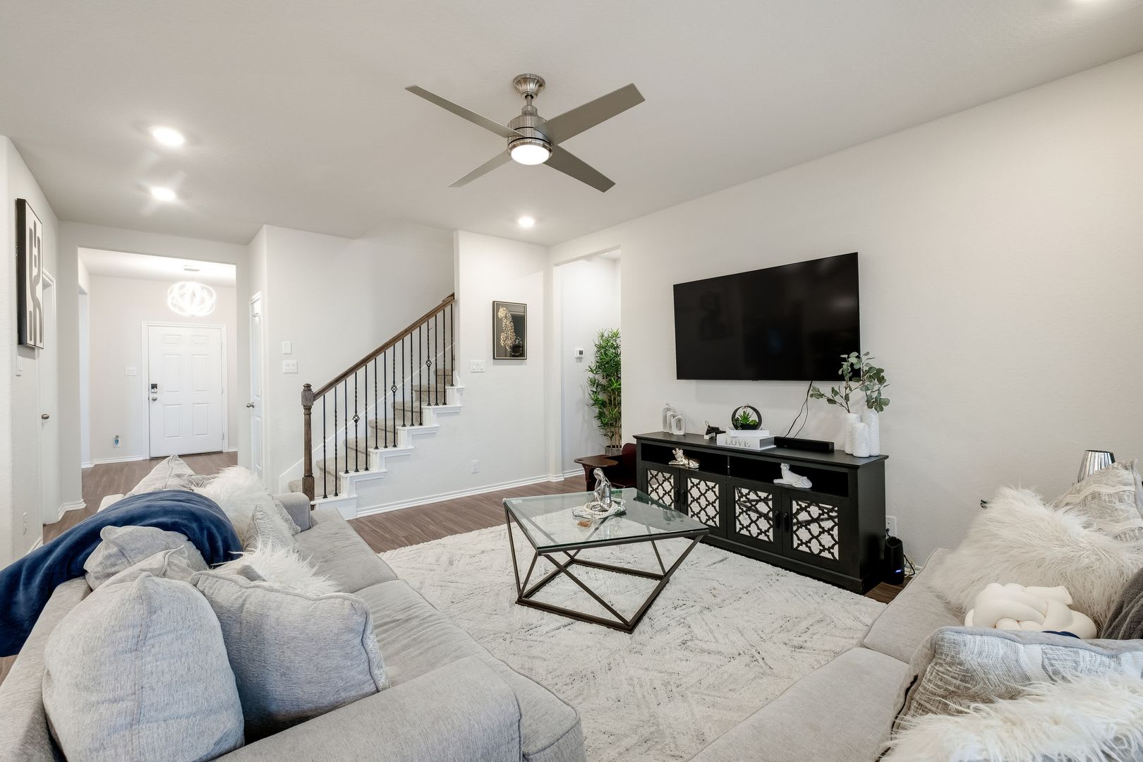 Move in Special! $400 off First Full Month's Rent! – photo 3