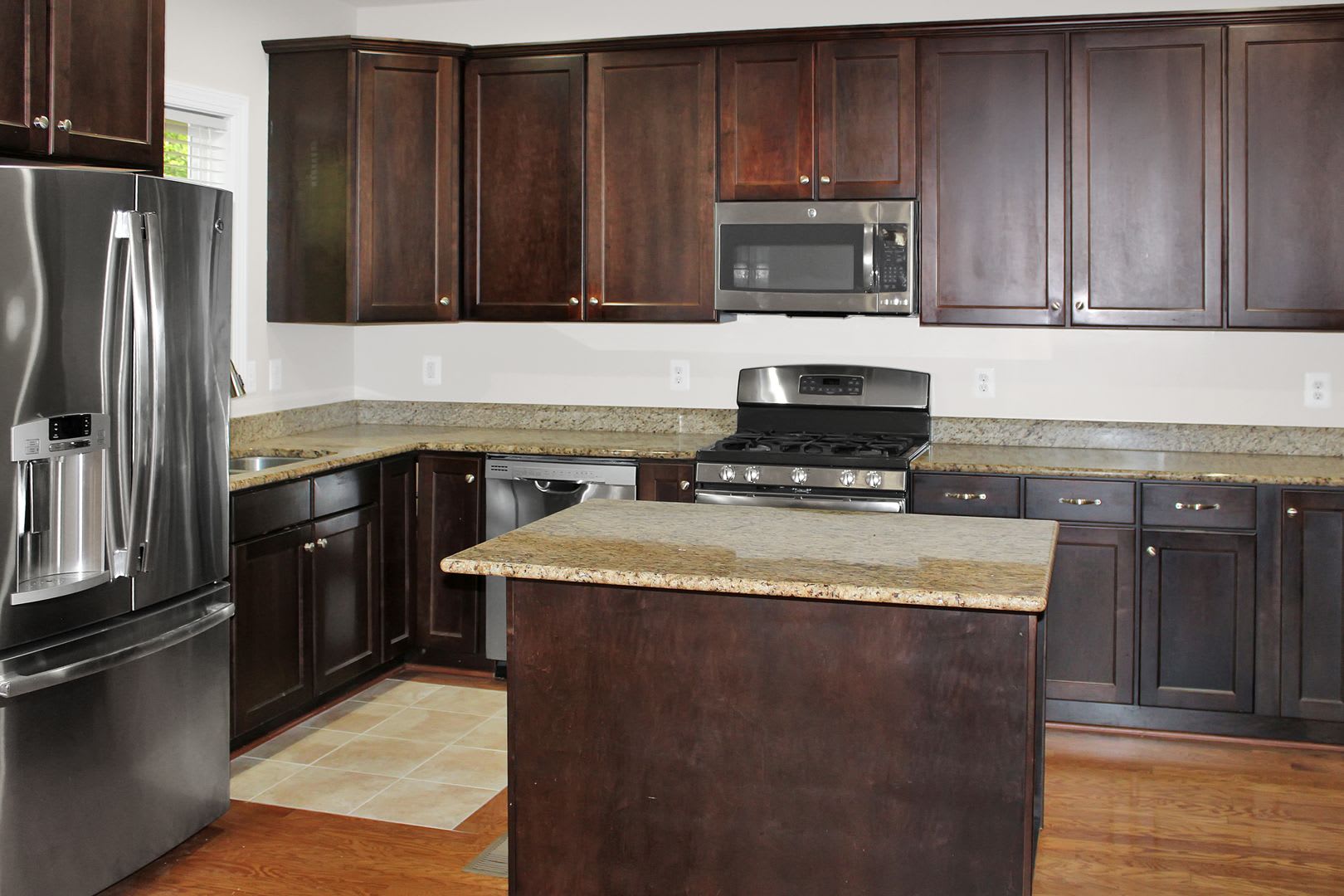 Garage townhome with mountain views – photo 3