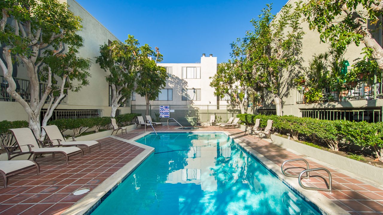 Encino Crest Apartments – photo 3