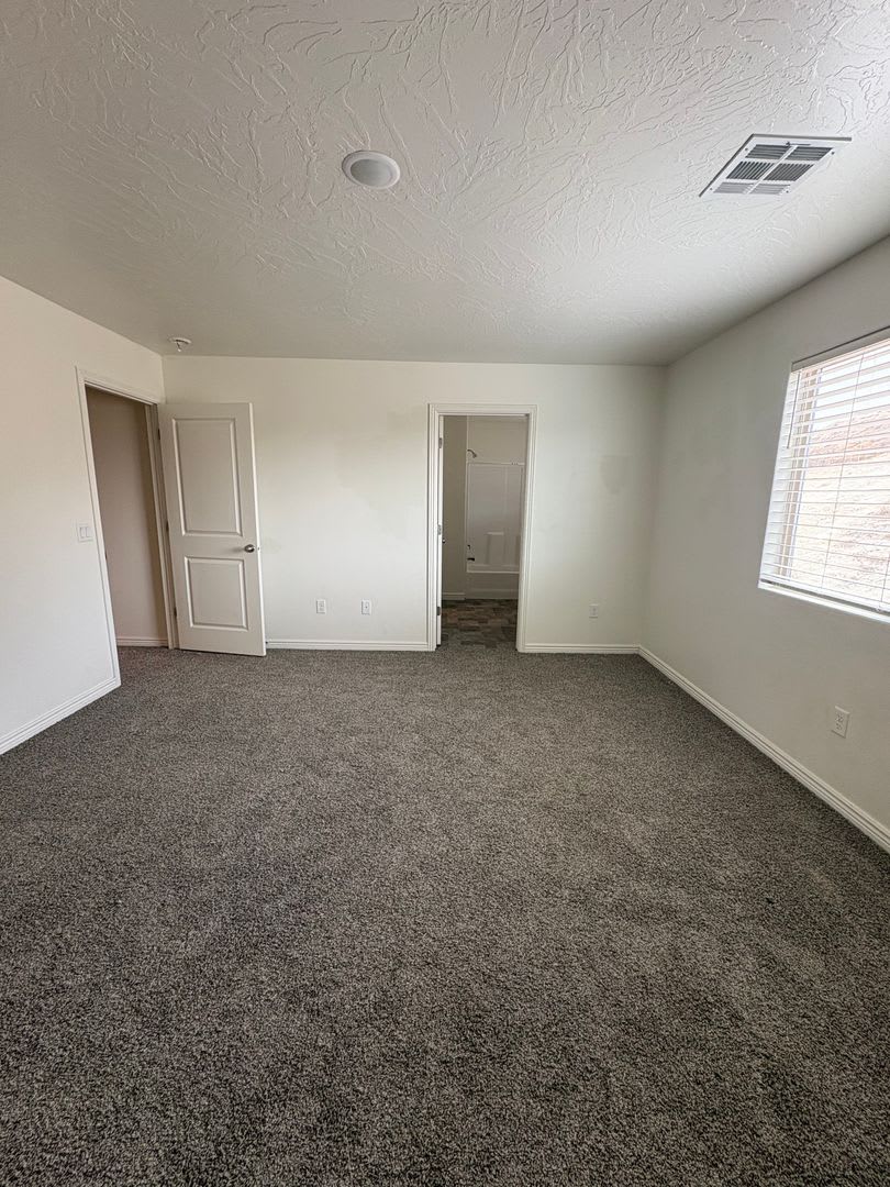 Spacious Townhome for Rent – Prime Location! – photo 2