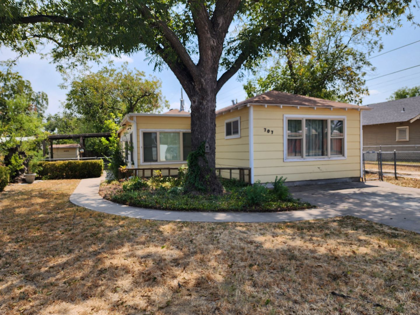 Cozy 3 bedroom 1 bath 1432 sq ft home AVAILABLE NOW! – photo 2