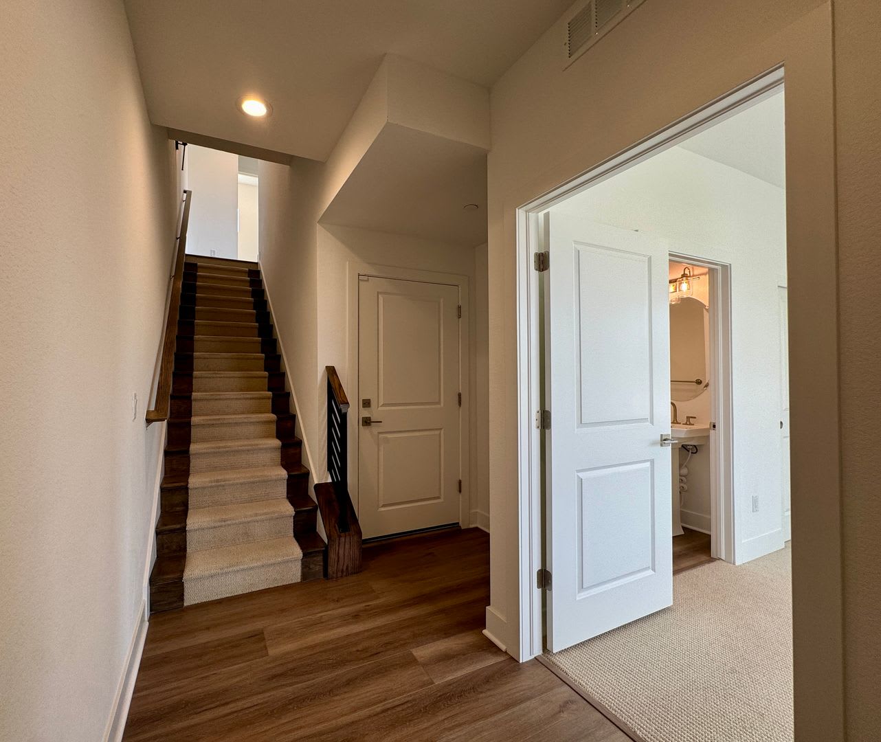Modern 3-Bedroom Townhome in Erie – photo 2