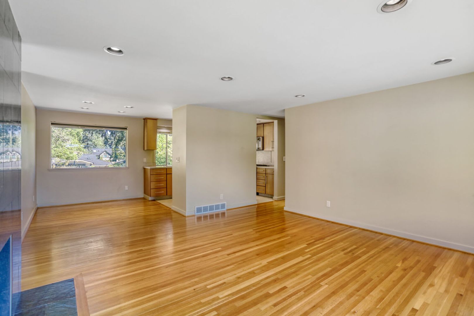 3Bd 1 75Ba Bellevue Home – photo 5