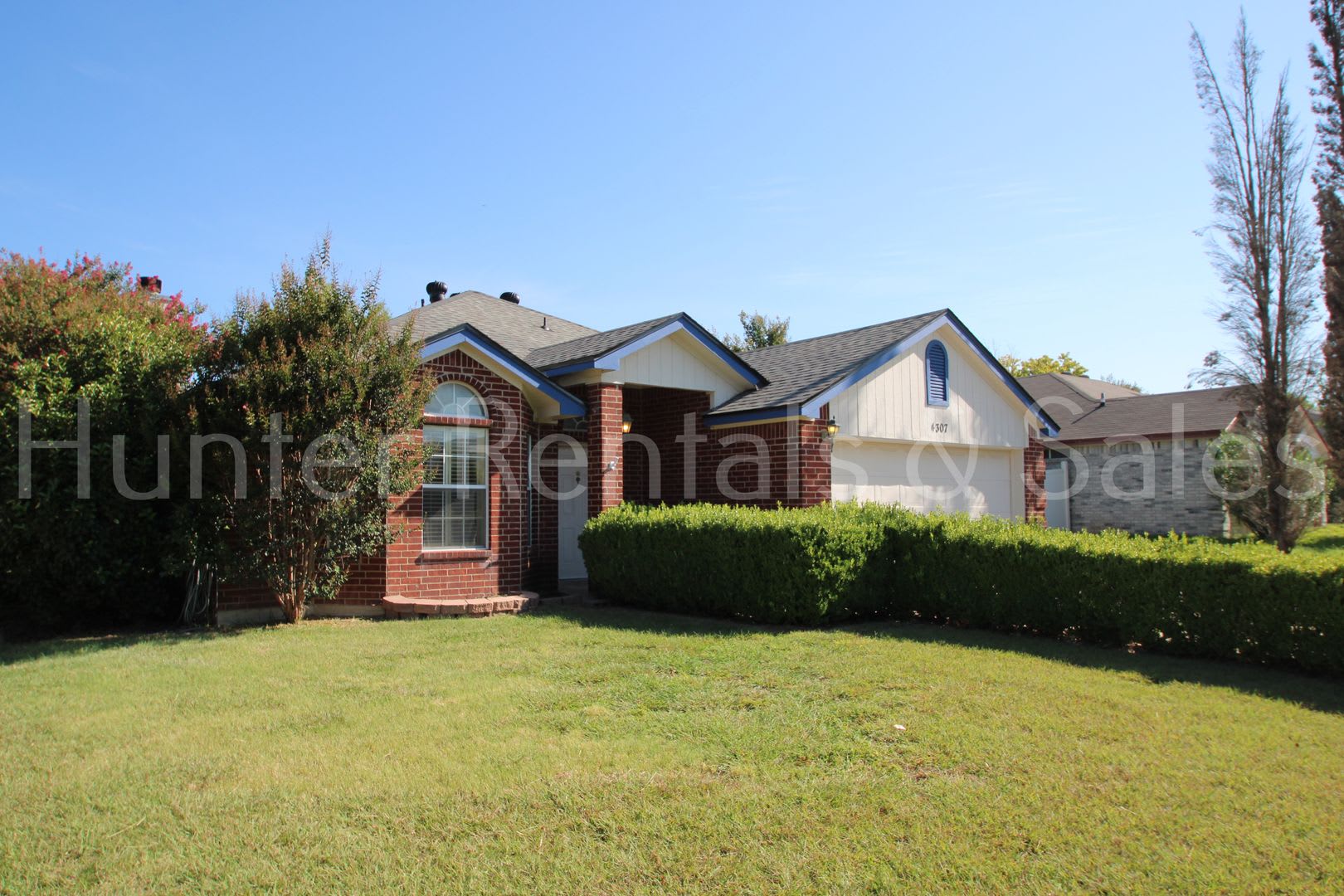 Exceptional Living with Vaulted Ceilings, Cozy Fireplace & Expansive Outdoor Space – photo 2