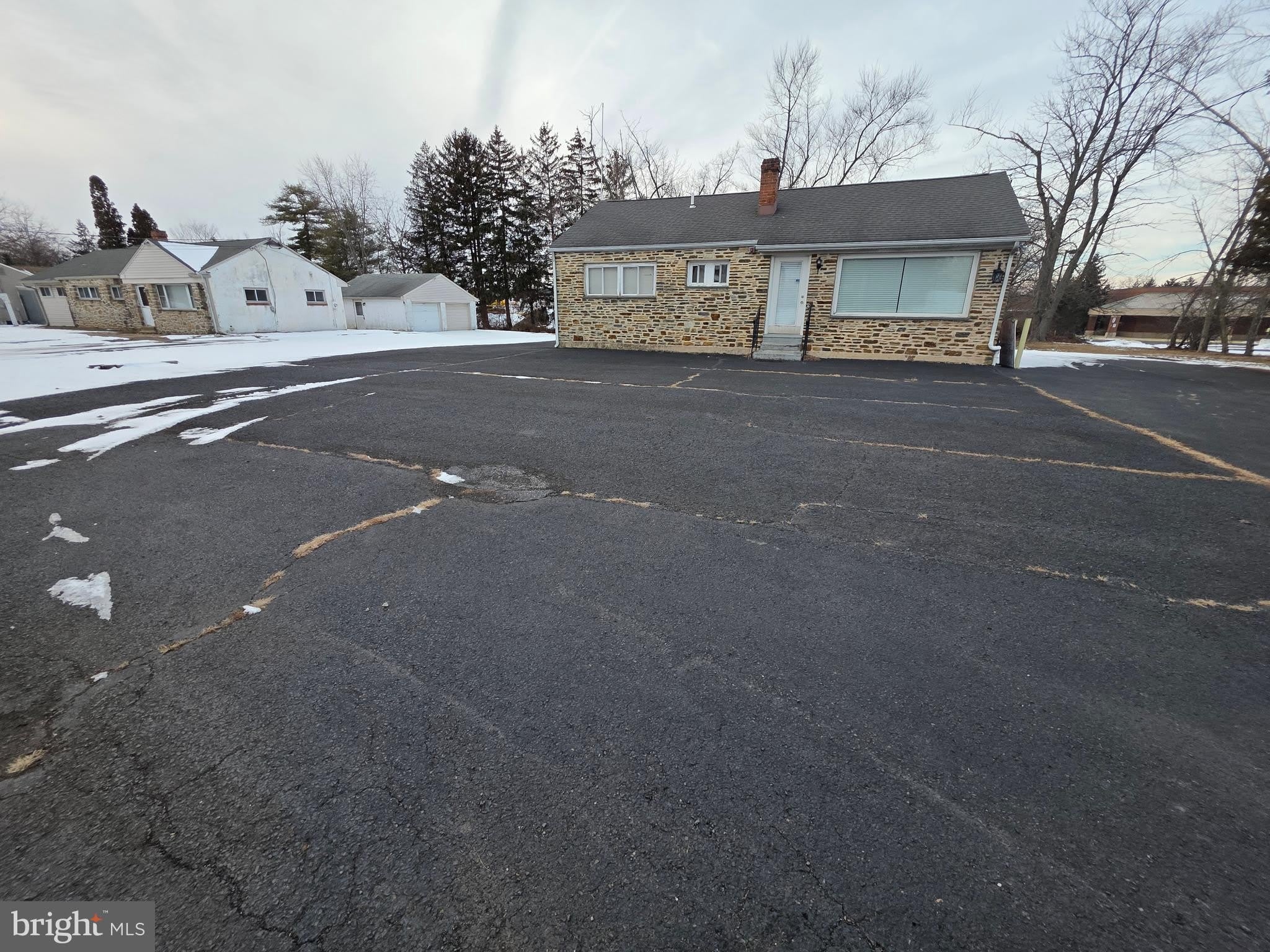 513 W Butler Avenue – photo 2