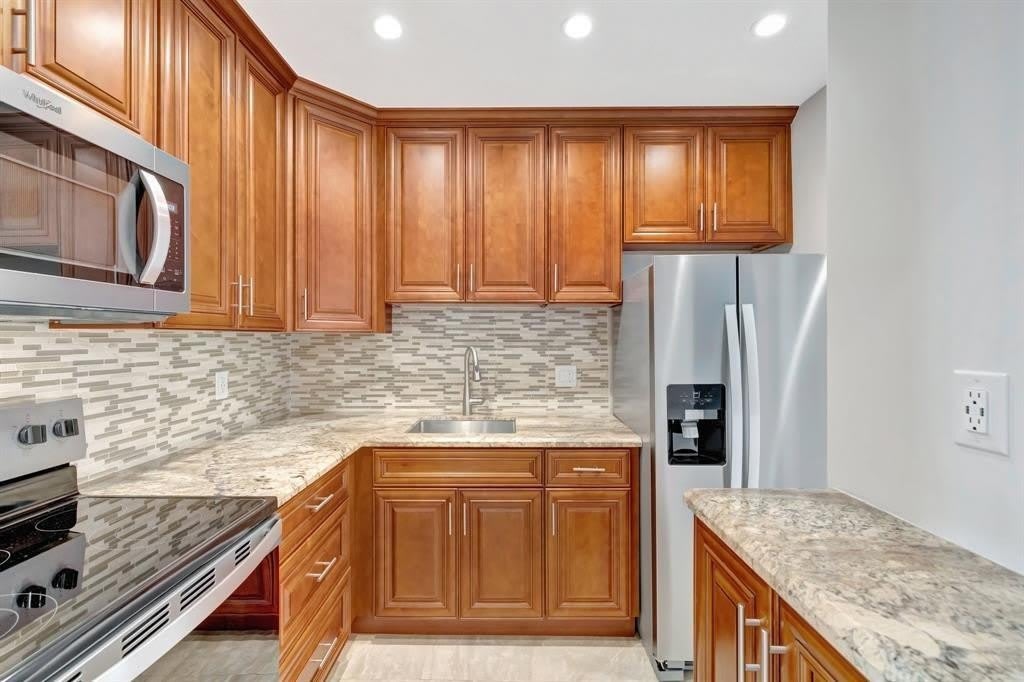 2400 NE 33rd Avenue – photo 2