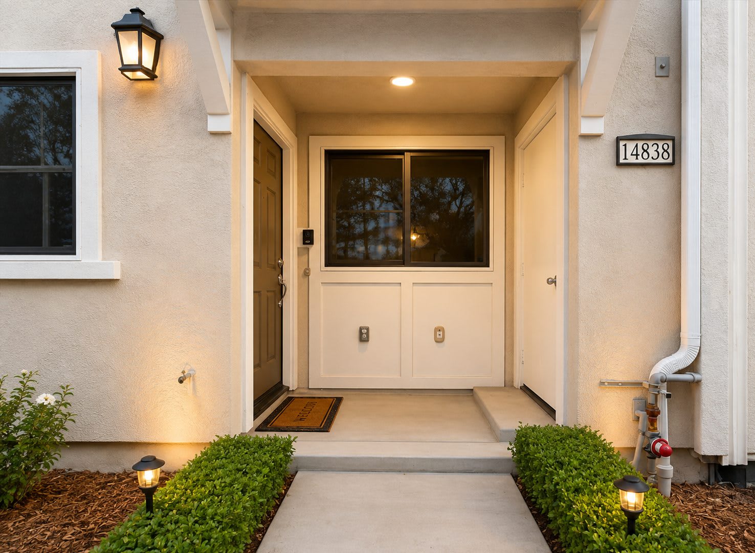 MODERN 3-BEDROOM TOWNHOME WITH 2-CAR GARAGE IN GATED COMMUNITY – photo 2