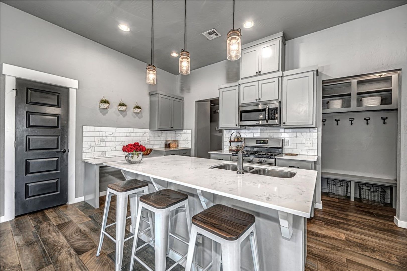 Look At This Beautiful Home – photo 3
