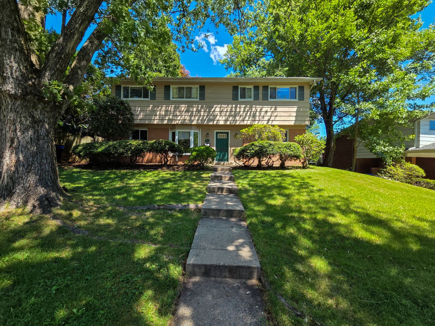 Fantastic 4 bedroom, 2 full bath, 2 half bath home in Close in Silver Spring! – photo 2