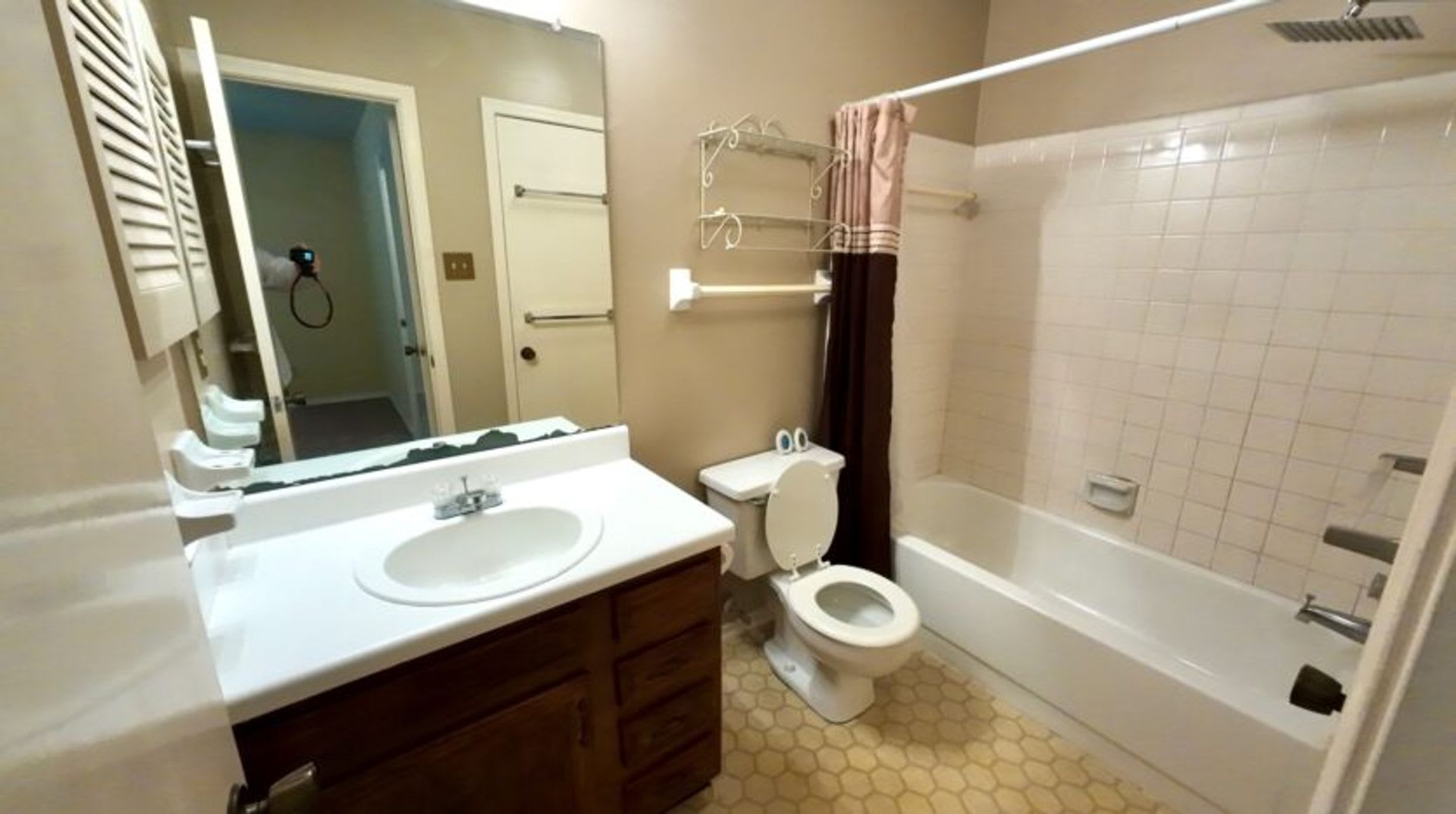 2/2 Condo with Covered Parking – photo 4