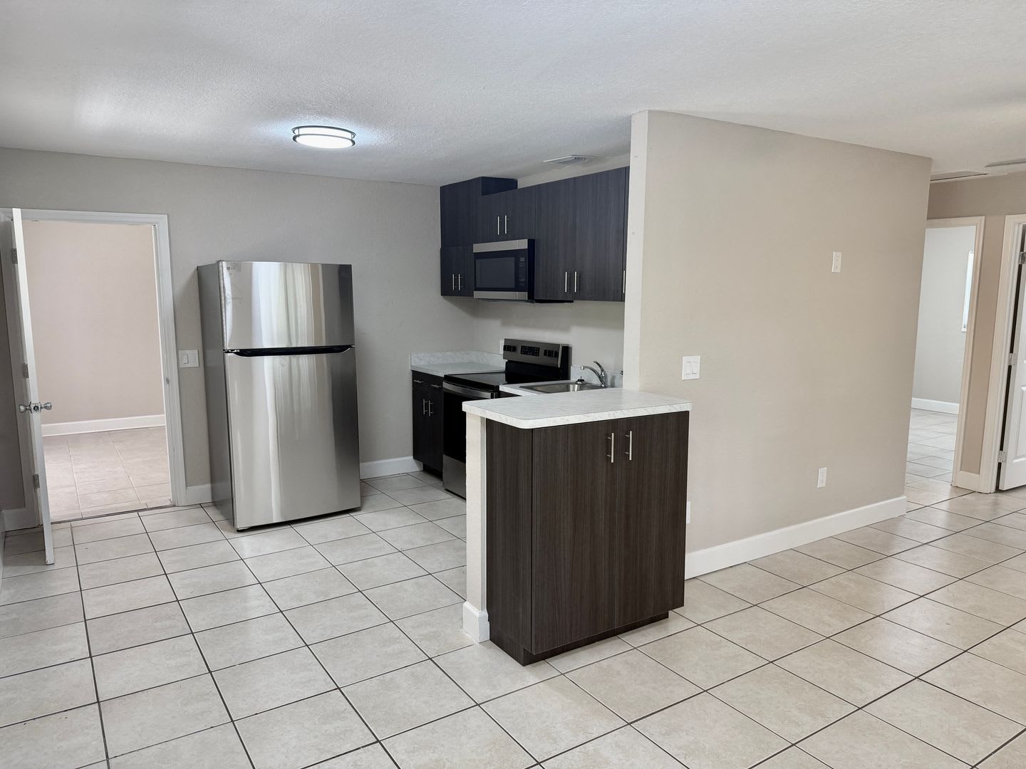 Fully Renovated and Modern 3/1 Available Now! – photo 2