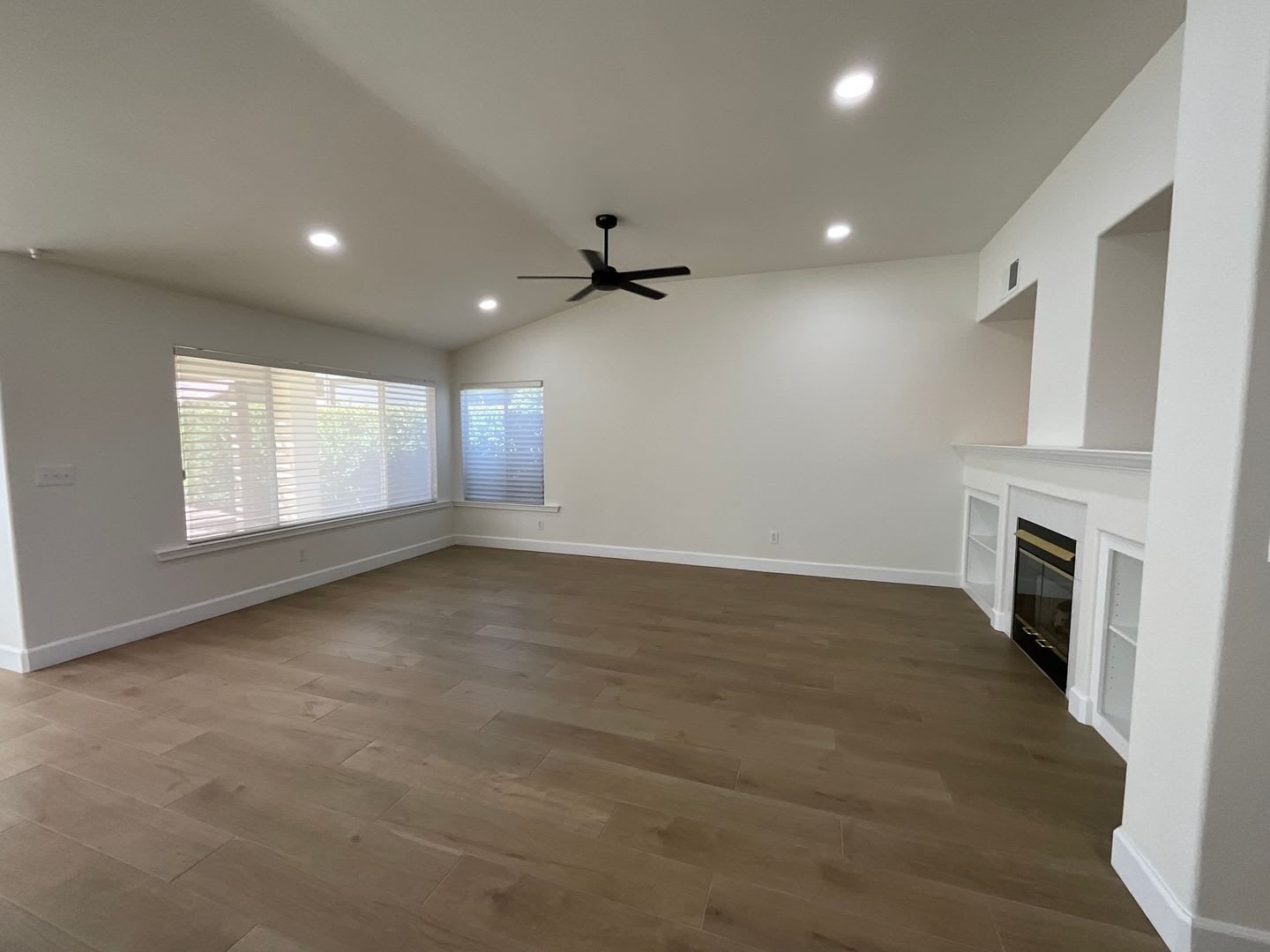 Beautiful 3 Bedroom 2 Bath home with bonus room in the Clovis North High area. – photo 2
