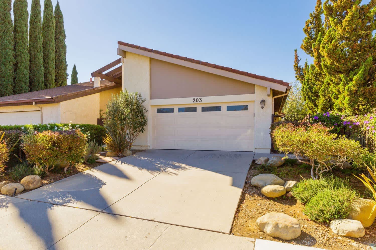 Bright and Open Floorplan! – photo 1