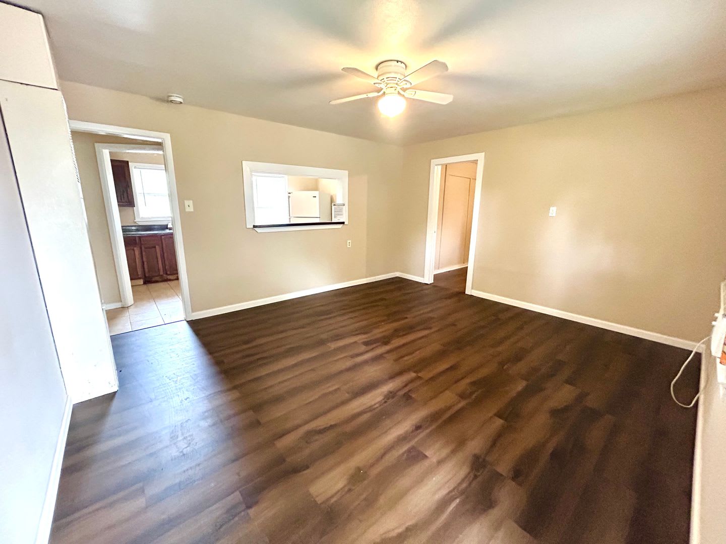 *MOVE IN SPECIAL* 2-Bedroom House with Large Fenced Backyard! – photo 2