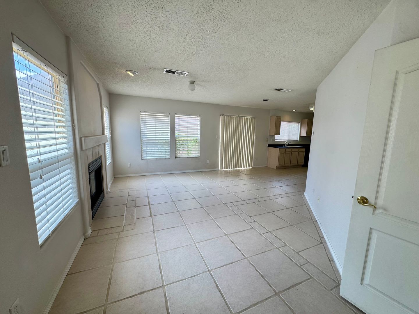 3 bedroom 2.5 bath in gated community – photo 3