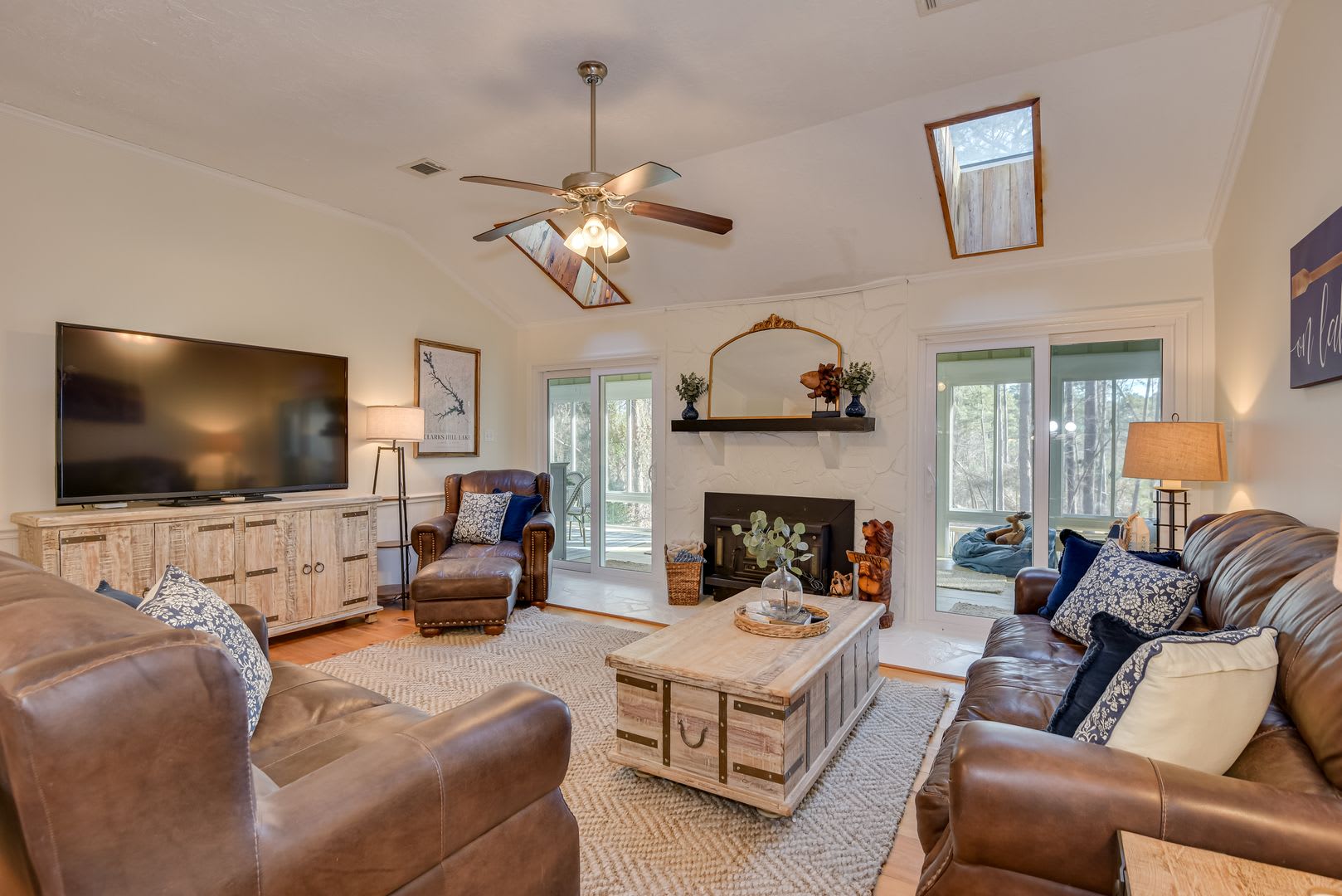 Fully Furnished Lakefront Home – photo 1