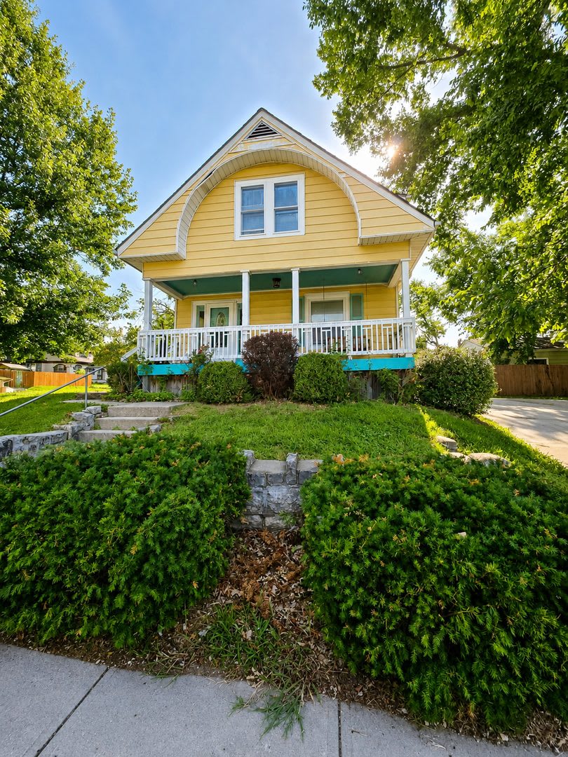 Charming 3-Bedroom Home Within Walking Distance of the Square! – photo 1