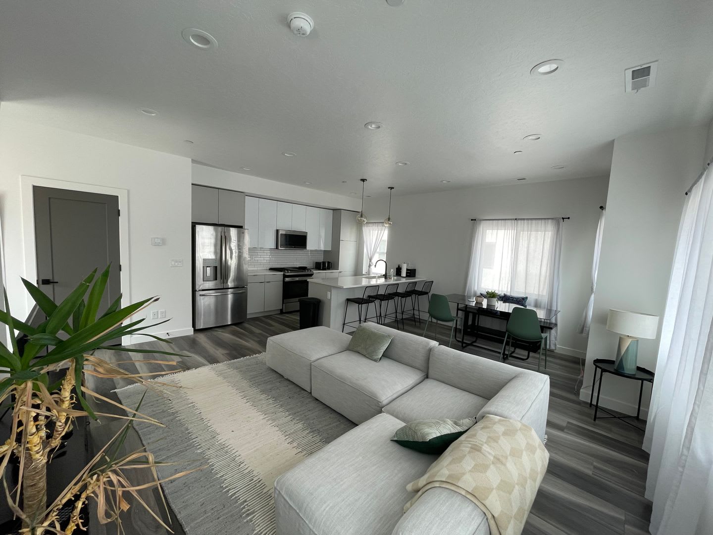 Stunning 2 Bed 2.5 Bath Townhome! – photo 3