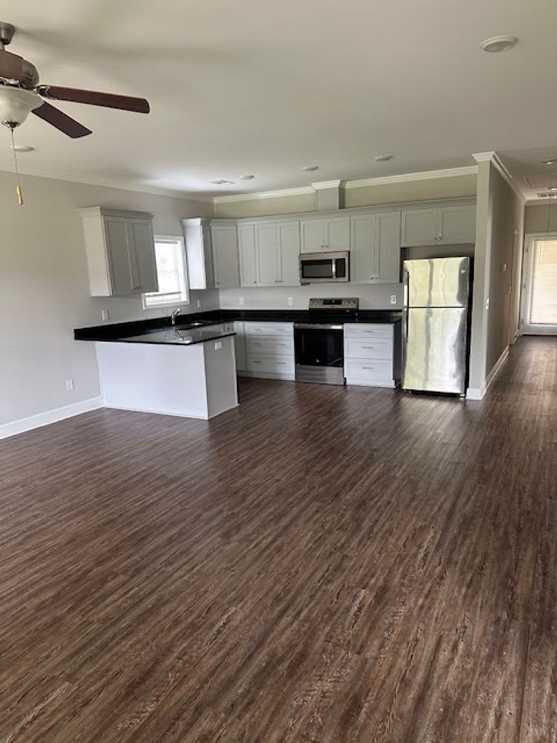 LEASING FOR FALL 2027 3 Bed/3.5 Bath less than mile and half from campus – photo 2