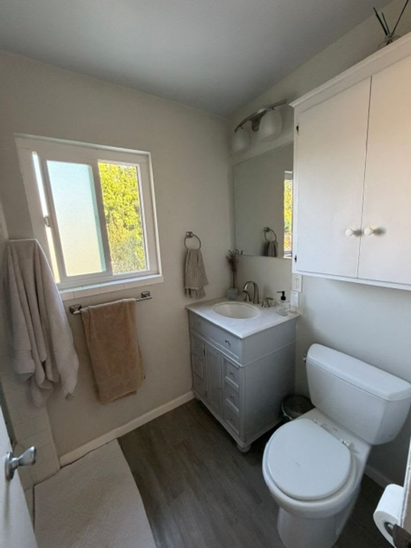 Very Clean Stylish Condo Great Location – photo 5