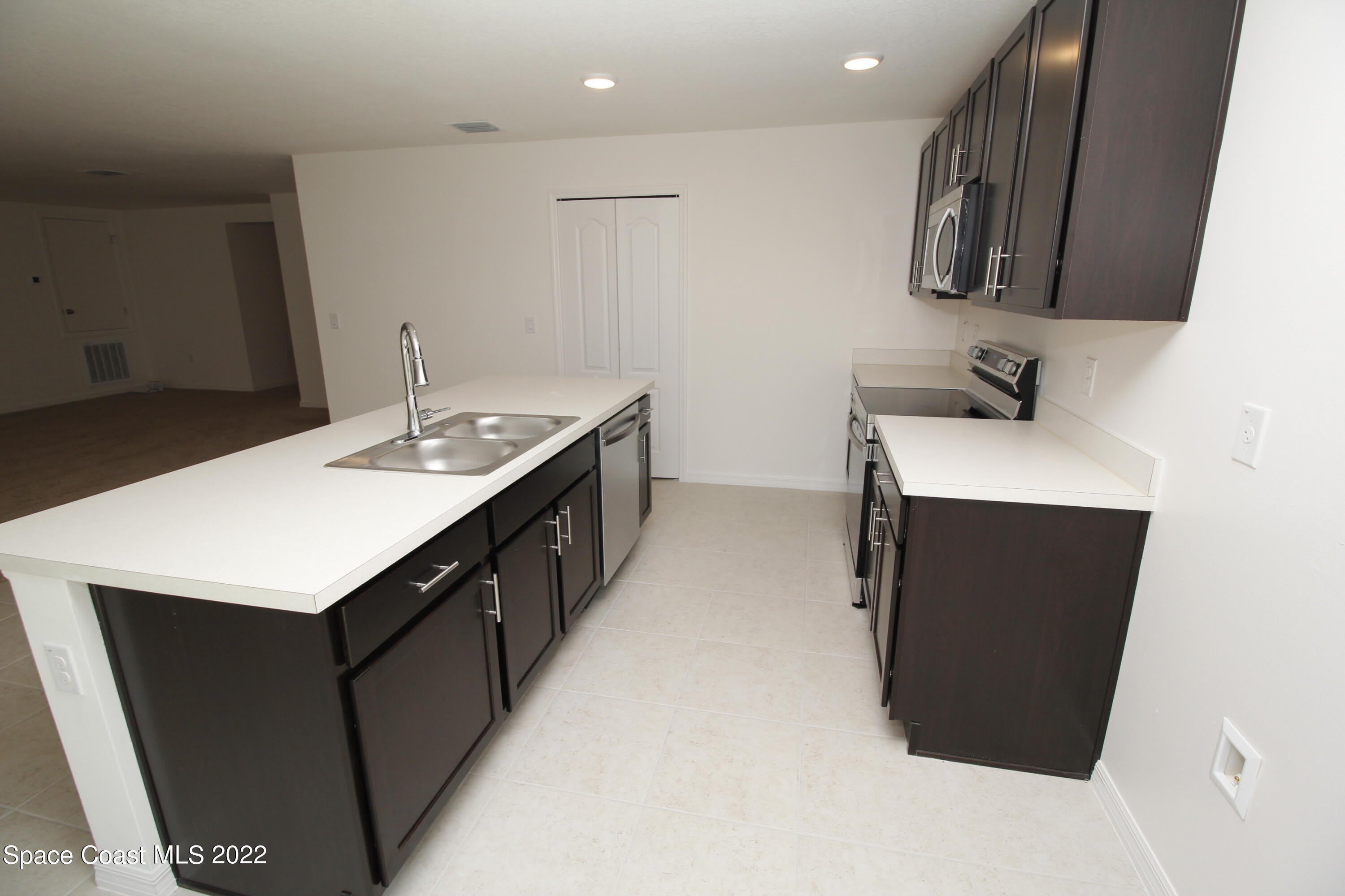 1450 Traverse Street SE – photo 3
