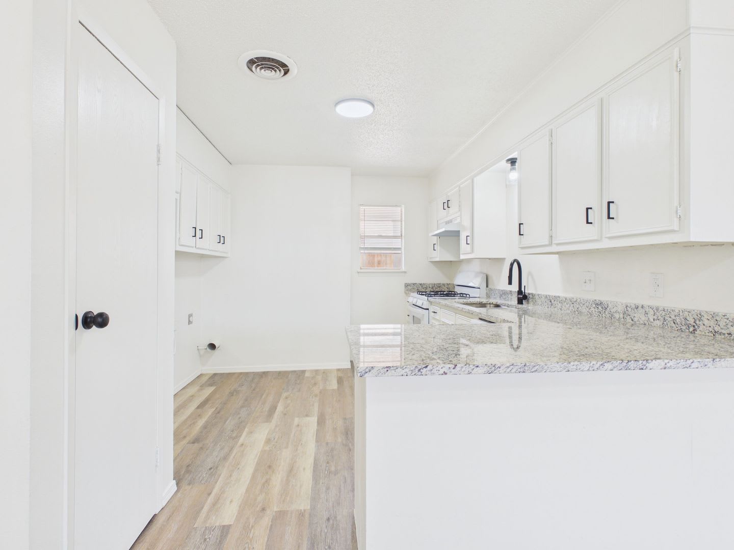 Adorable 2 Bedroom 1 Bath Close To Hospitals – photo 4