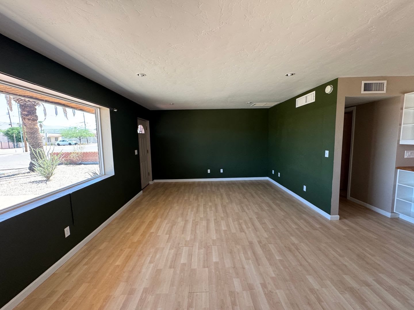 ALL UTILITIES INCLUDED Colorful & Eclectic 2 Bed / 1 Bath Home Near U of A – photo 4