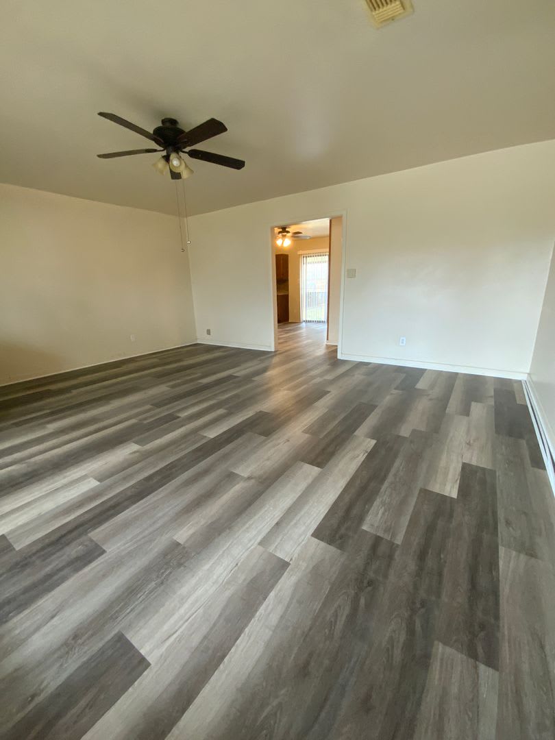 Available for immediate move in! Quaint home with vinyl plank flooring! – photo 2