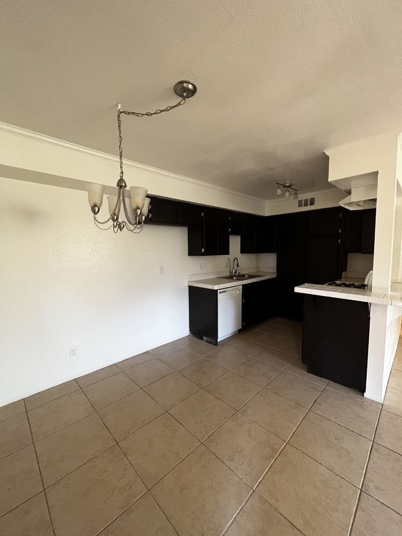 AVAILABLE NOW $200 off First Month Rent – photo 4