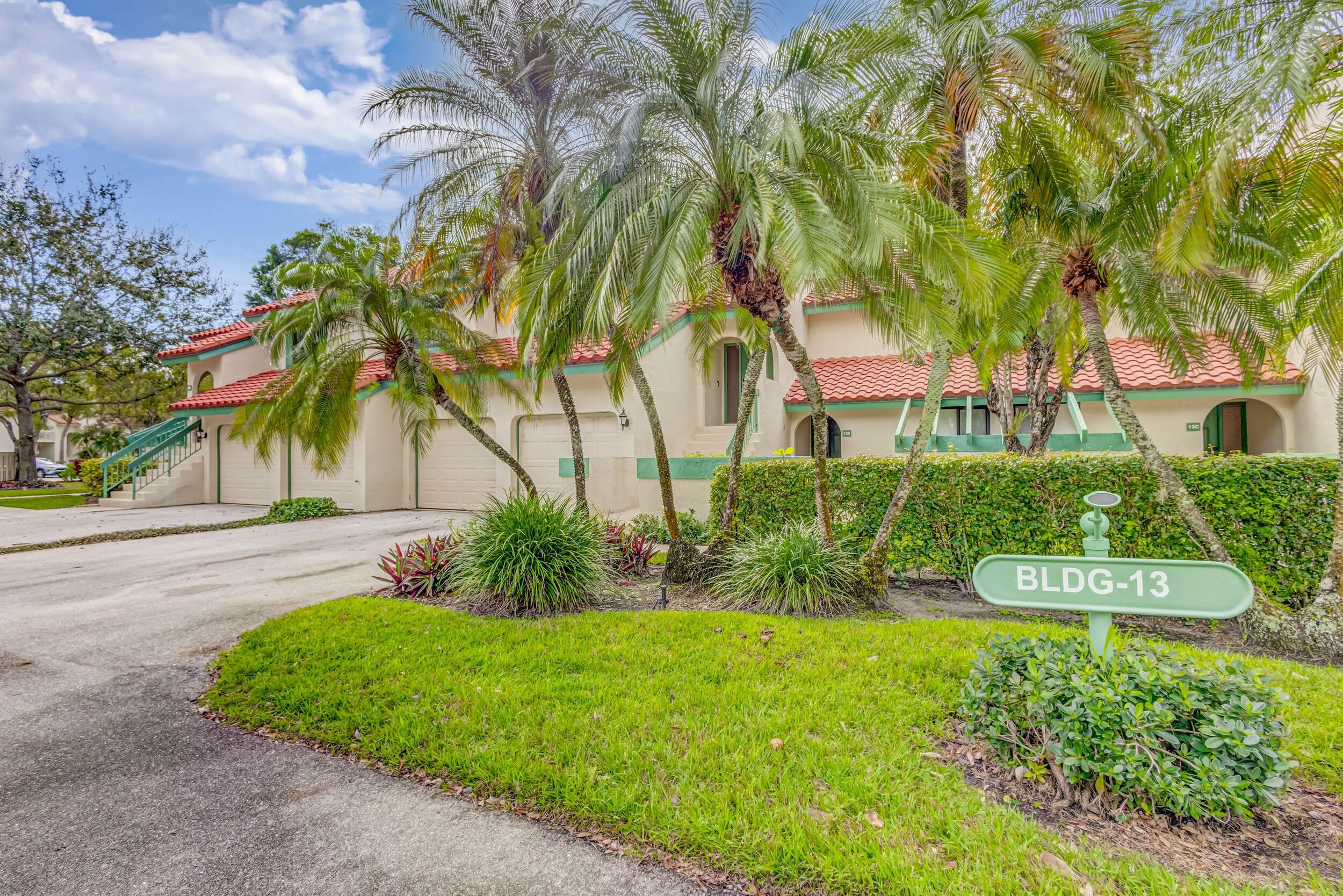 13 Lexington Lane E – photo 1