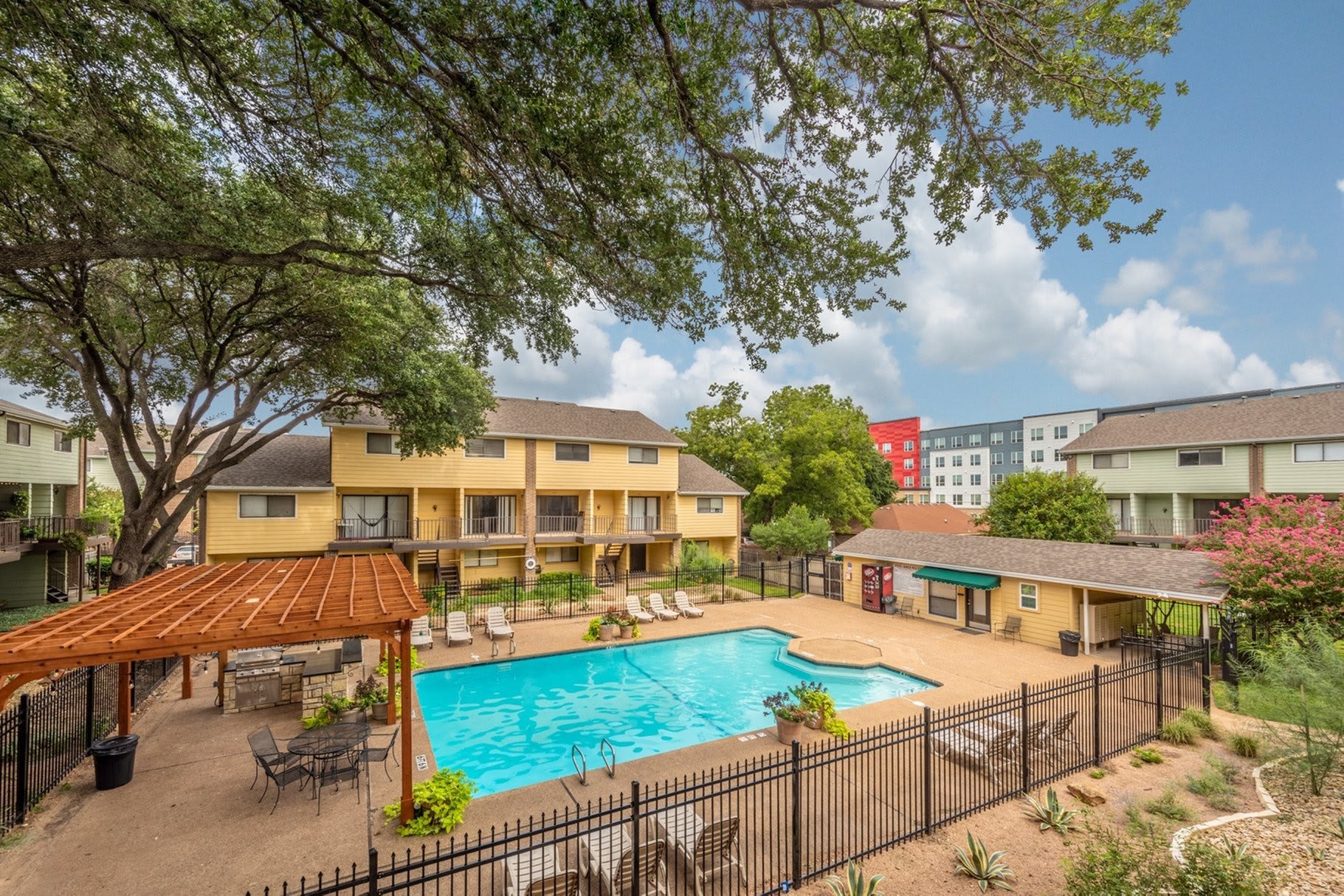 3 2 Fourplex In Castle Heights – photo 2