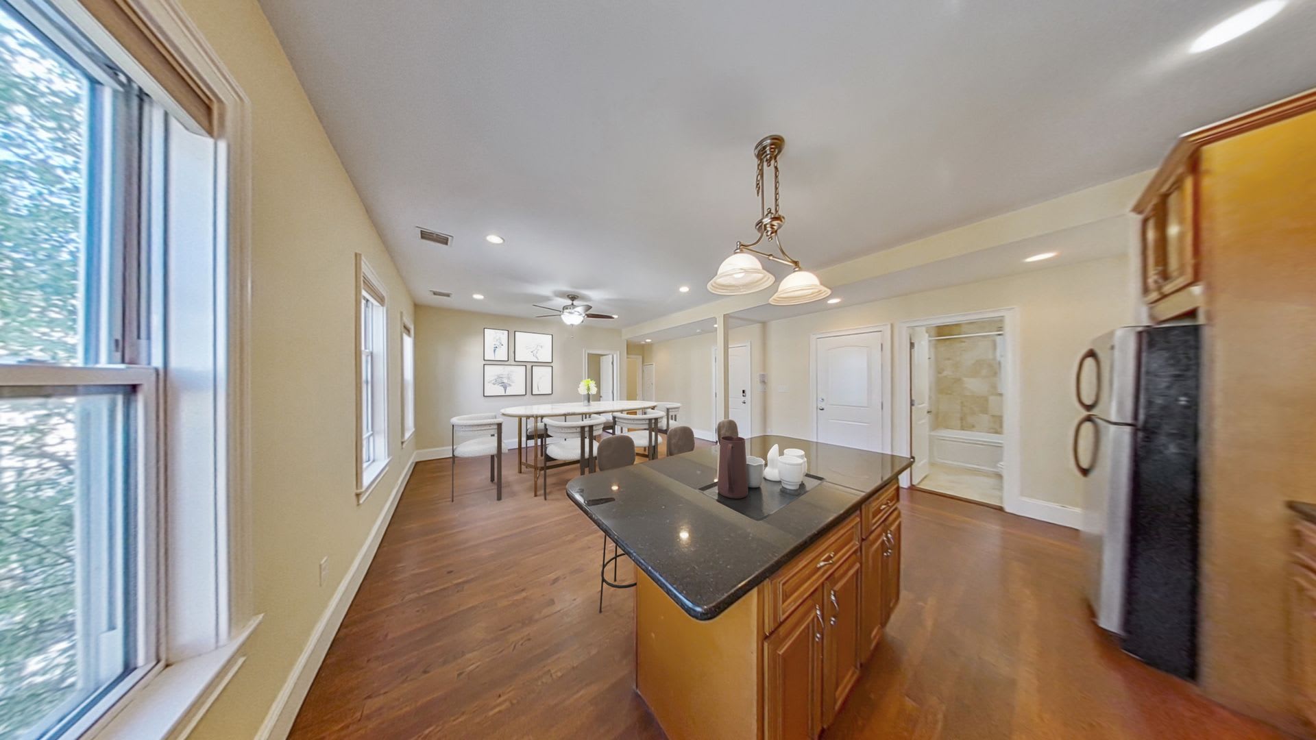 Giant 4 Bed in Mission Hill – photo 2