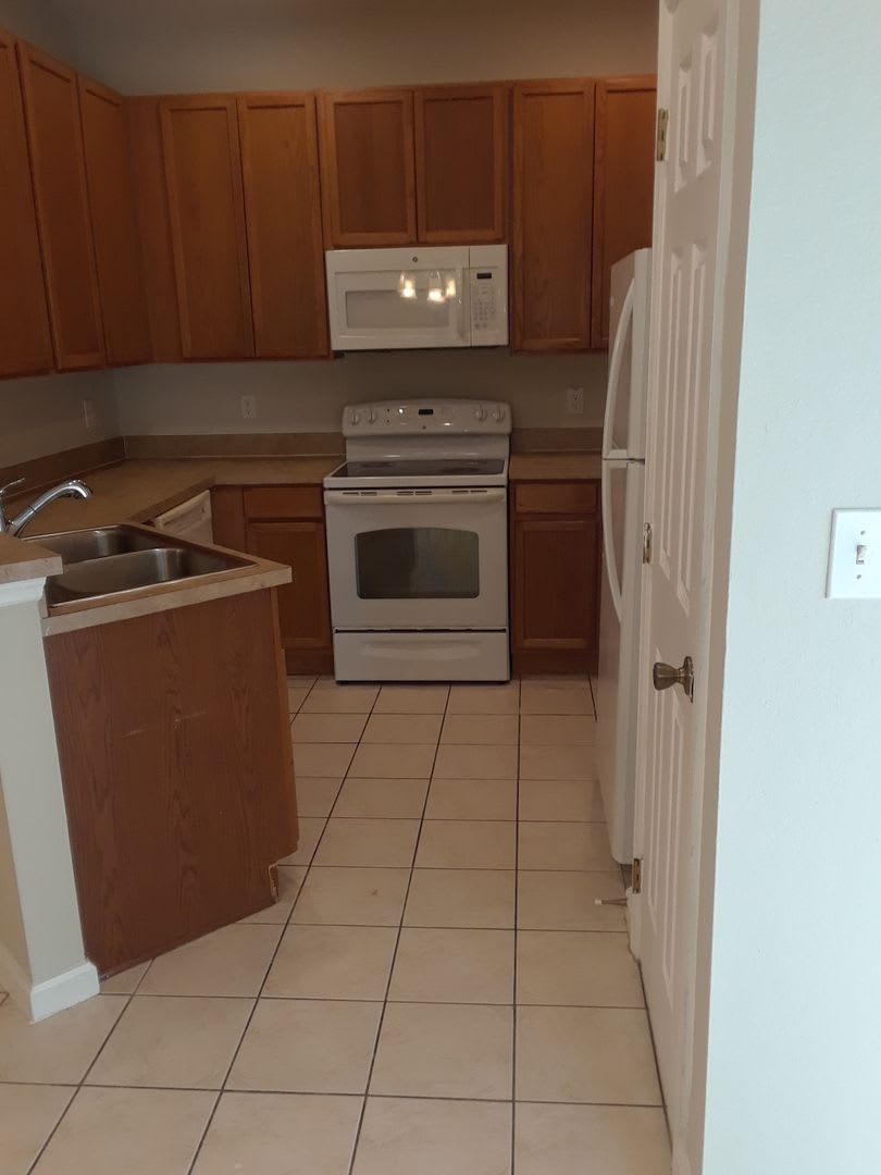 4 Bedrooms 3 Bath Townhome with Water View in Travalgar Village, Kissimmee! – photo 4