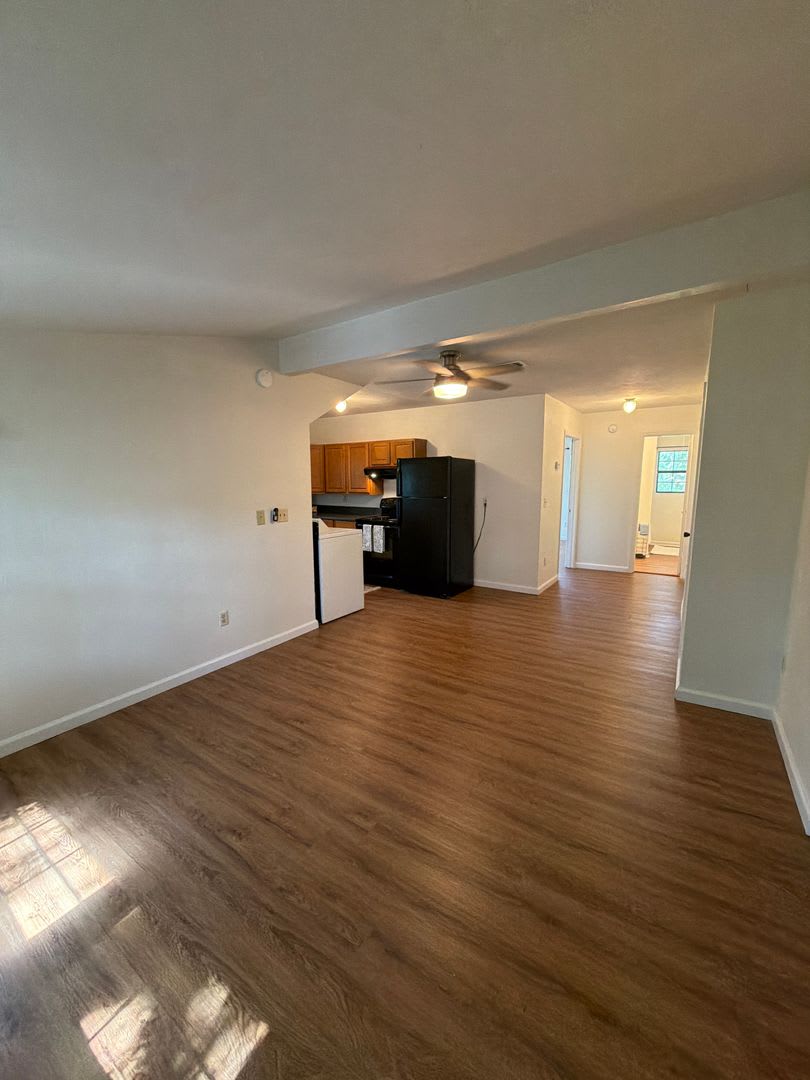 Beautiful downtown quad. 1 and 2 bed units available now. Pets allowed. – photo 5