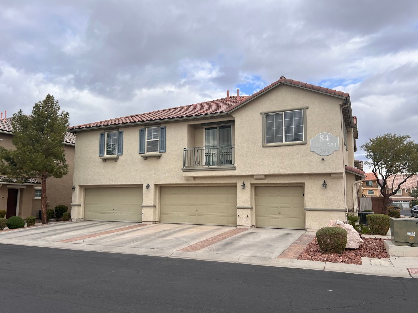 Southwest / Gated / Community pool and spa – photo 2