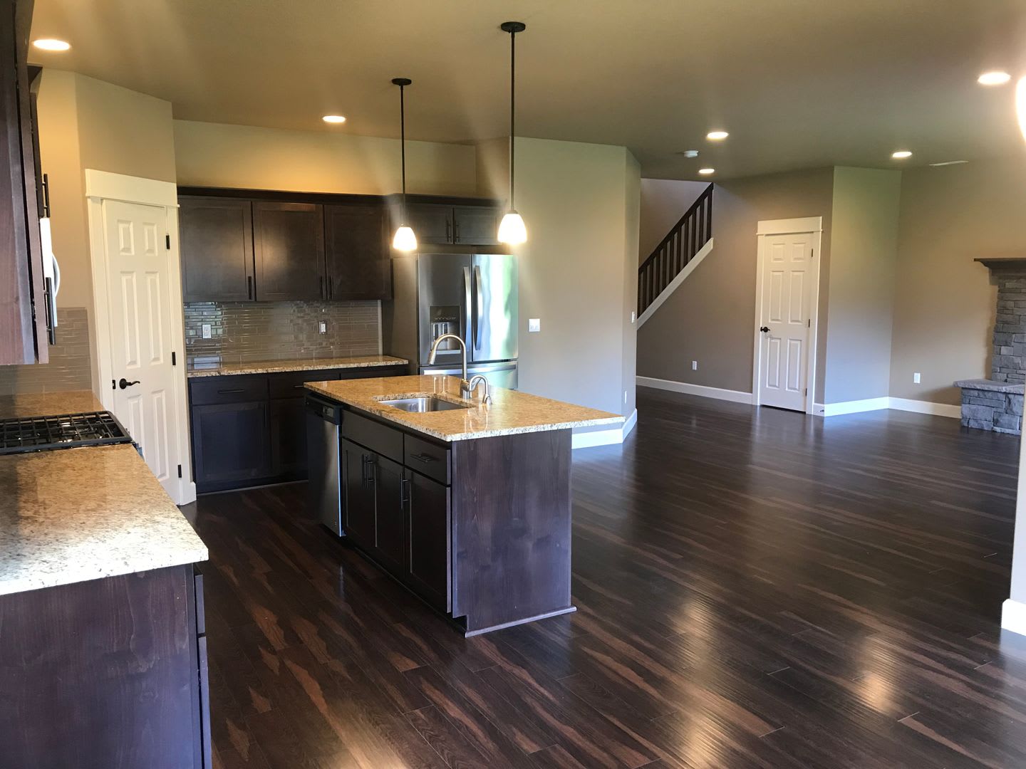 Large 3 Bedroom with Fenced Yard and Community Pool! – photo 5